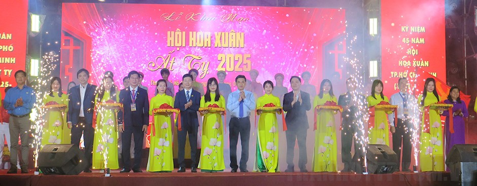 24 01 2025 khai mac hoi hoa xuan tet at ty 2025 non song gam hoa vui xuan thai hoa 4FE0429B details