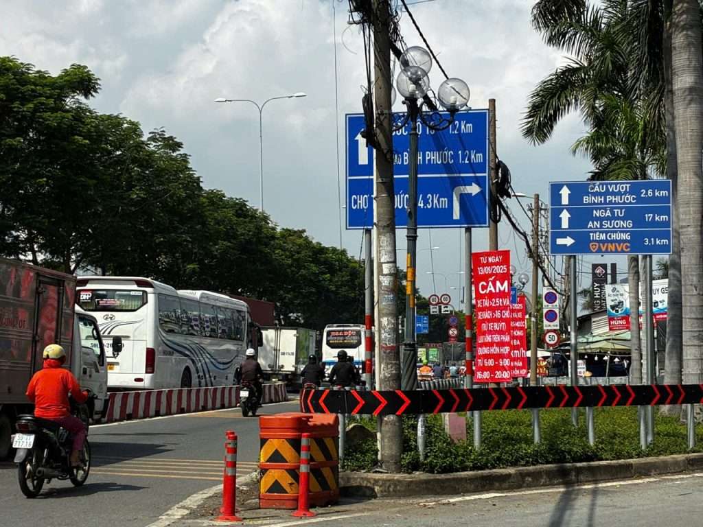 Biển chỉ dẫn giao thông gắn logo quảng cáo: dấu hỏi lớn về tính hợp pháp và an toàn 13 z7007214652165 eecae66b10ab522a142affa04a5e3e4a